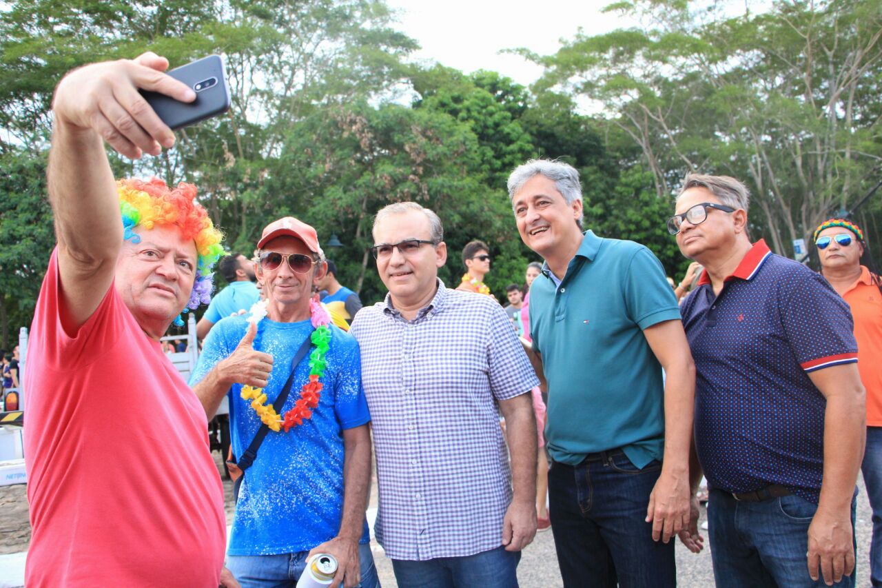 Prefeito Firmino Filho tira fotos com foliões