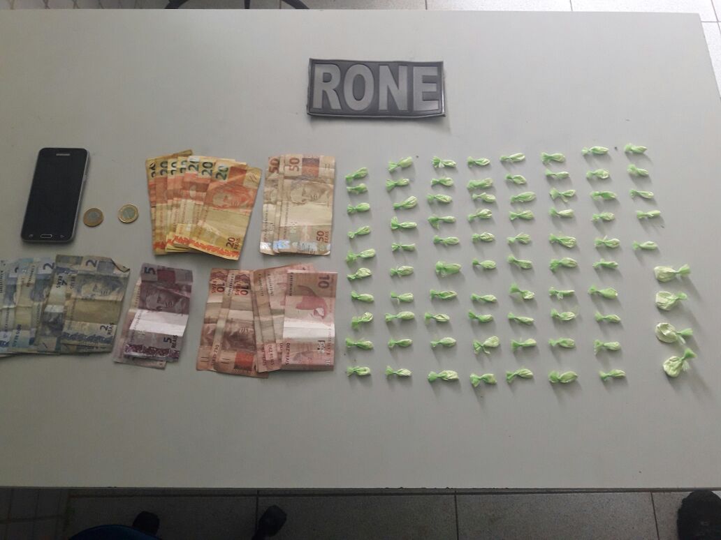 Foram apreendidas 79 trouxinhas de cocaína