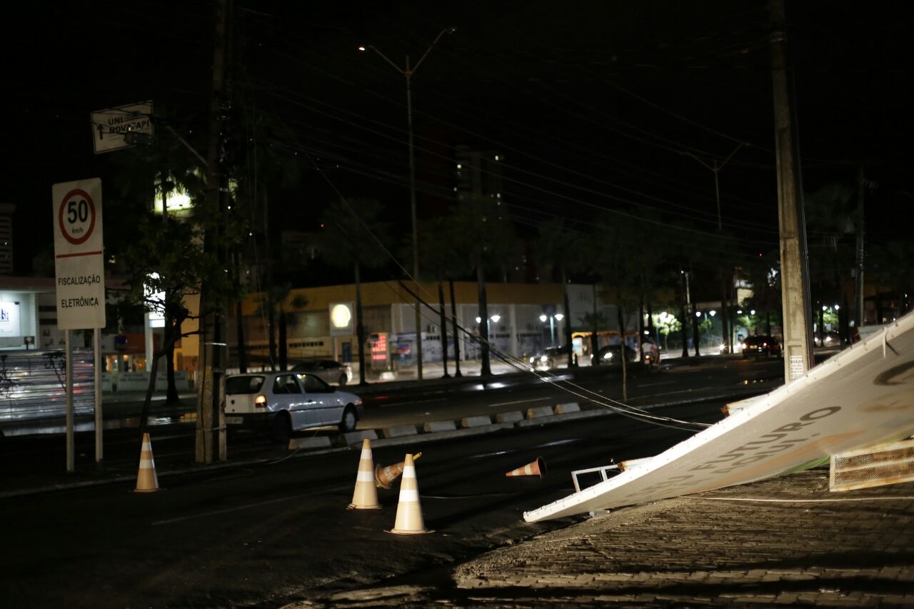 Placa caída na Avenida João XXIII
