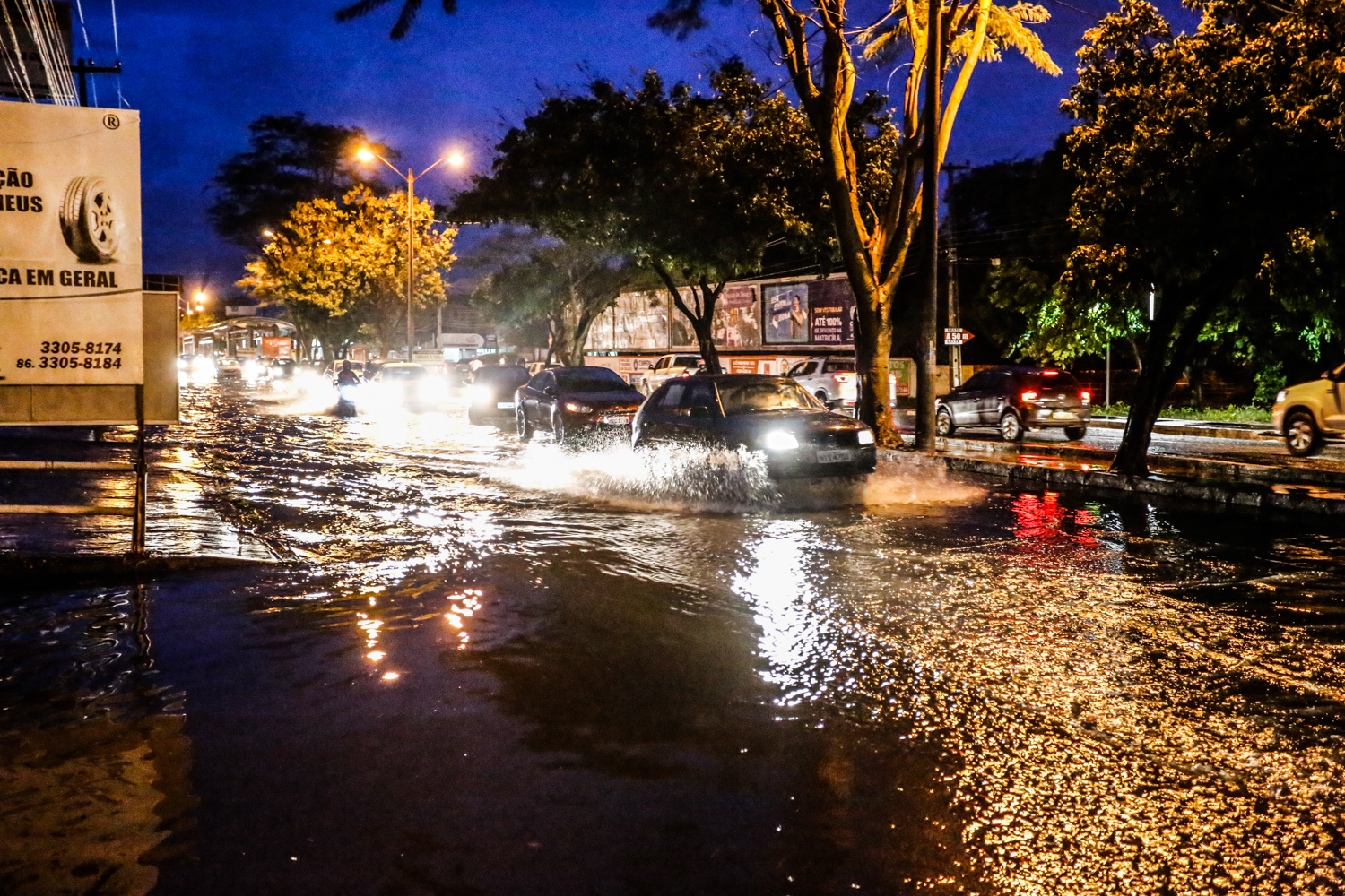 Ruas e avenida ficam alagadas após forte chuva 