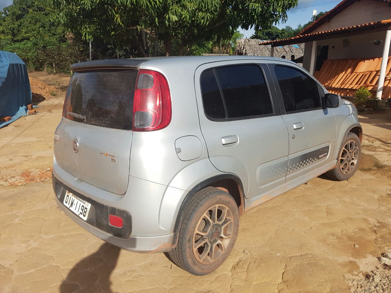 Carro recuperado pela Polícia Civil
