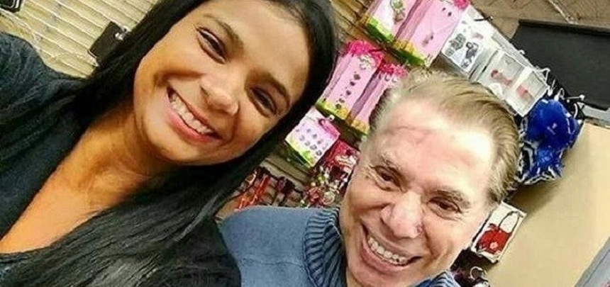 Silvio Santos posa para foto com fã