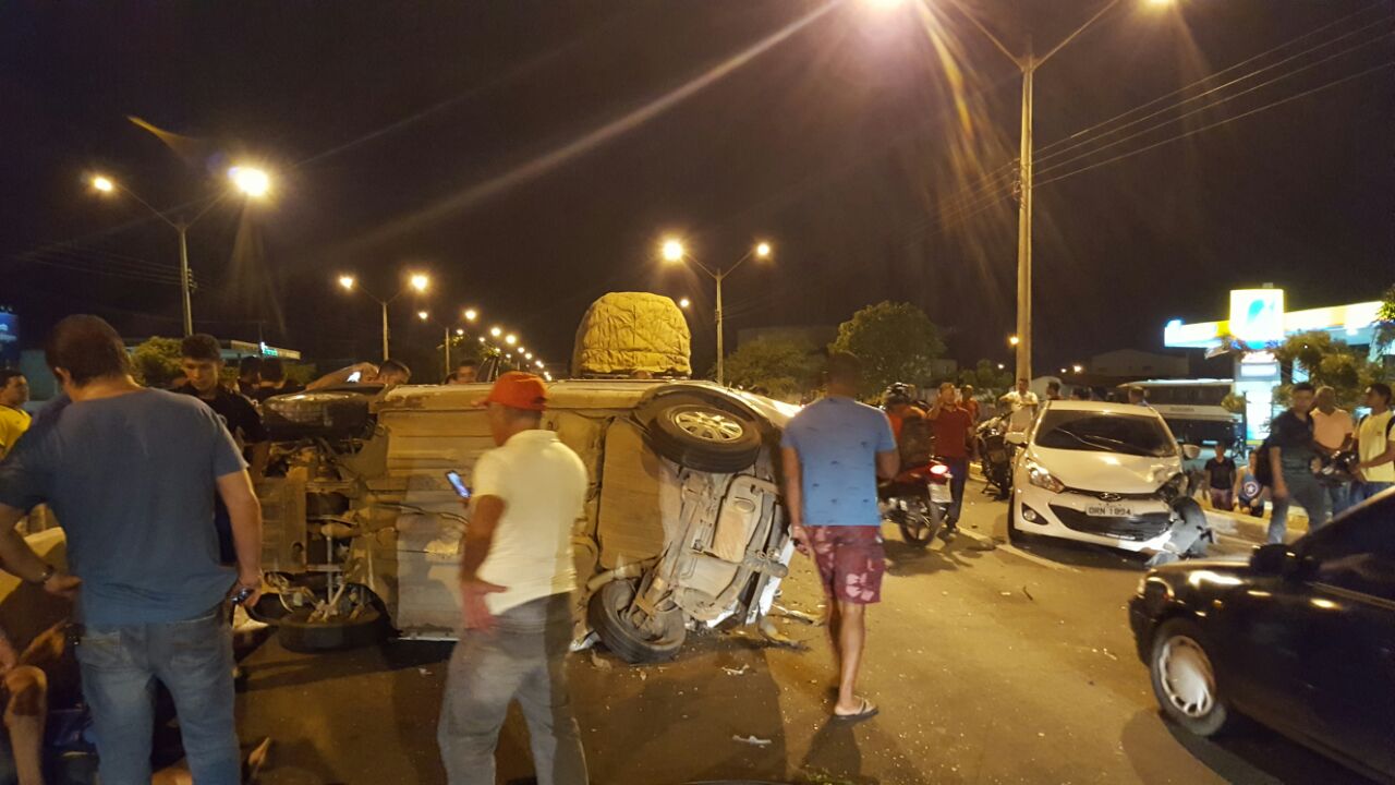 Carro capota após colisão