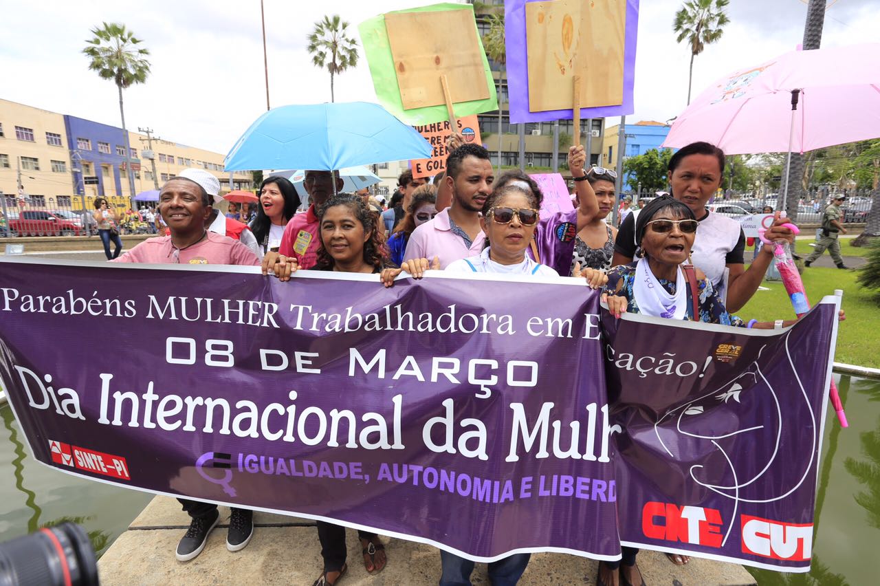 Manifestantes em ato em prol das mulheres