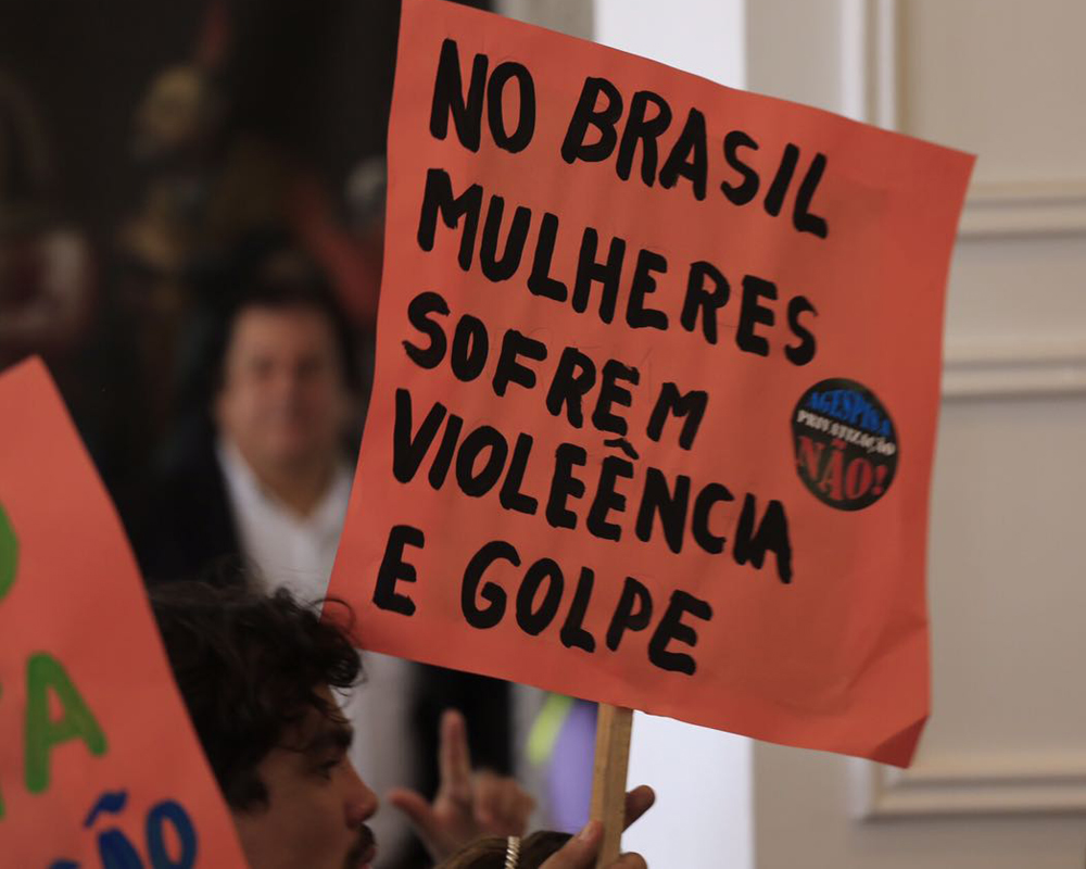 Manifestantes em ato no Palácio do Kanark