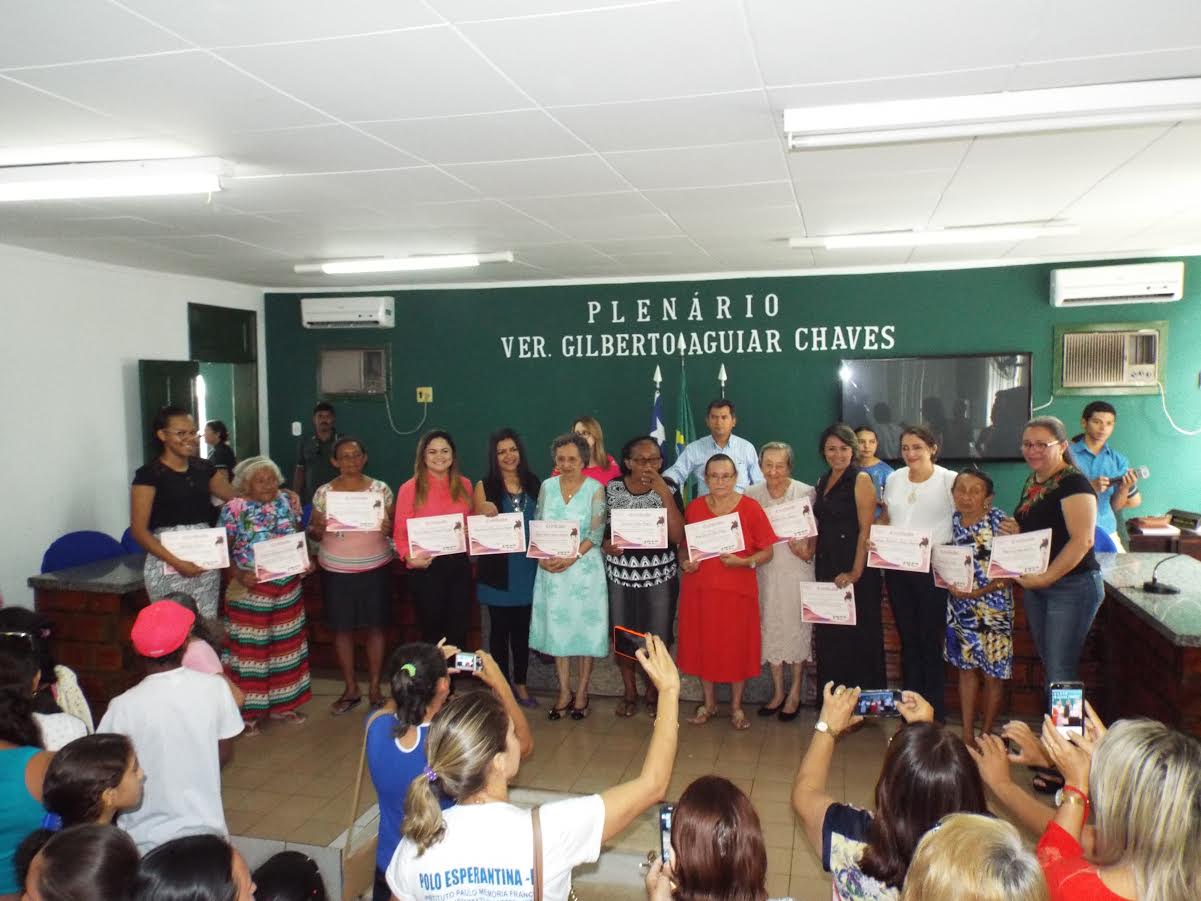 Mulheres recebem certificados