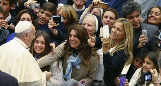 Papa Francisco cumprimenta as mulheres