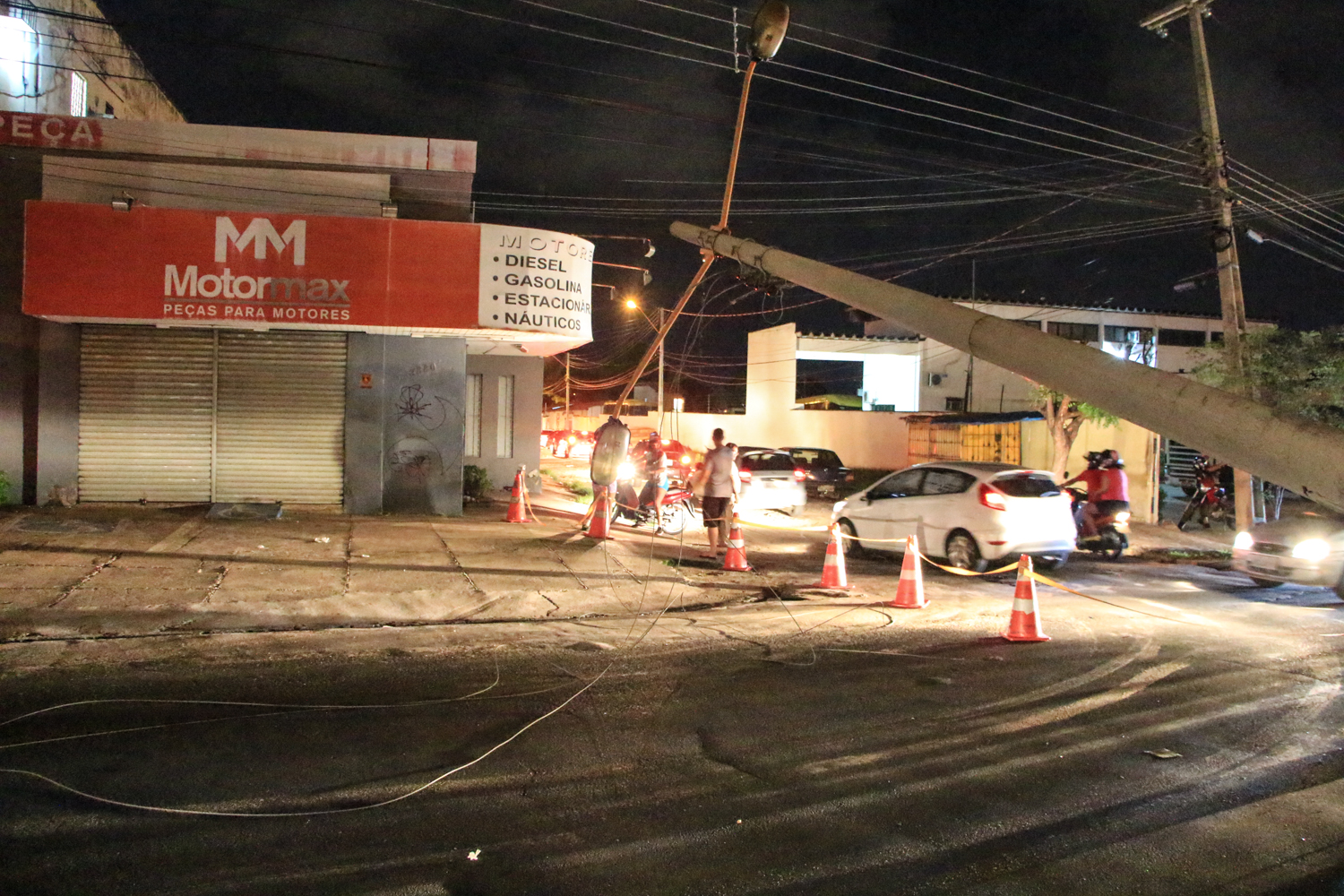 Fios de energias no chão após o acidente