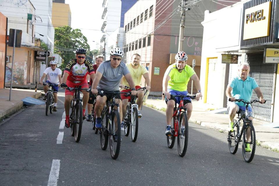 Firmino Filho andando de bicicleta