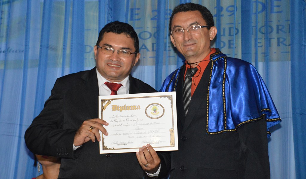 Francisco de Assis recebe diploma da Alerp