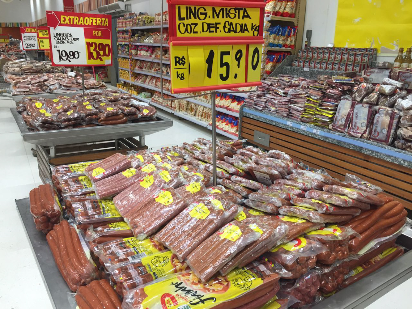Linguiça da Sadia encontrada no Extra Supermercado