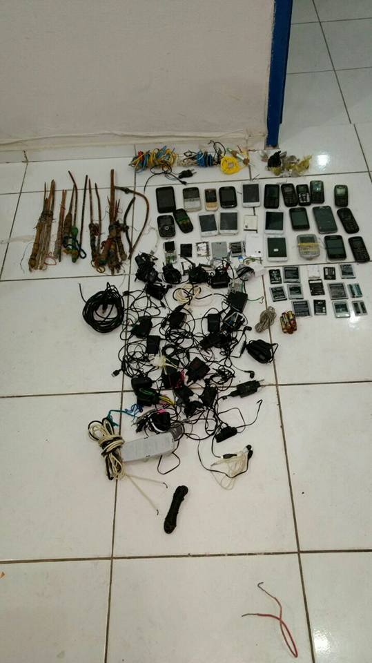 Celulares e objetos perfurantes encontrados em celas da Penitenciária Irmão Guido
