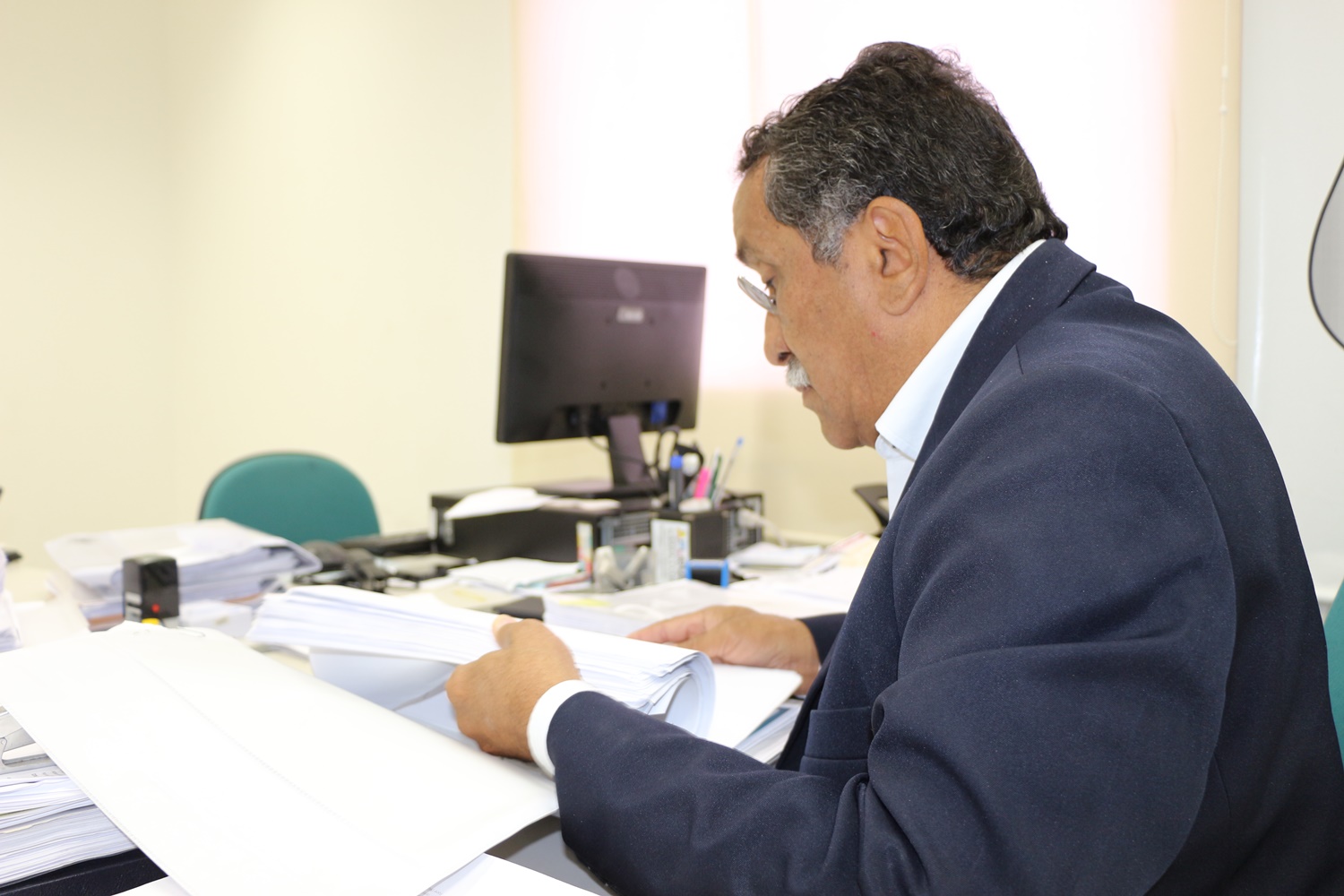 Delegado JJ conferindo o processo do ex-cabo