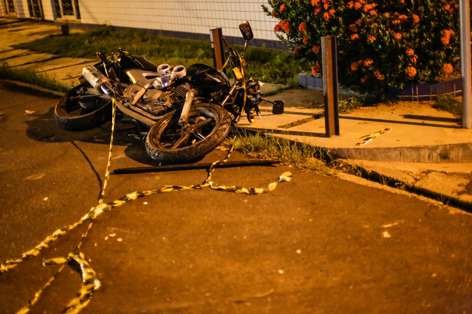 Moto ficou destruída no acidente