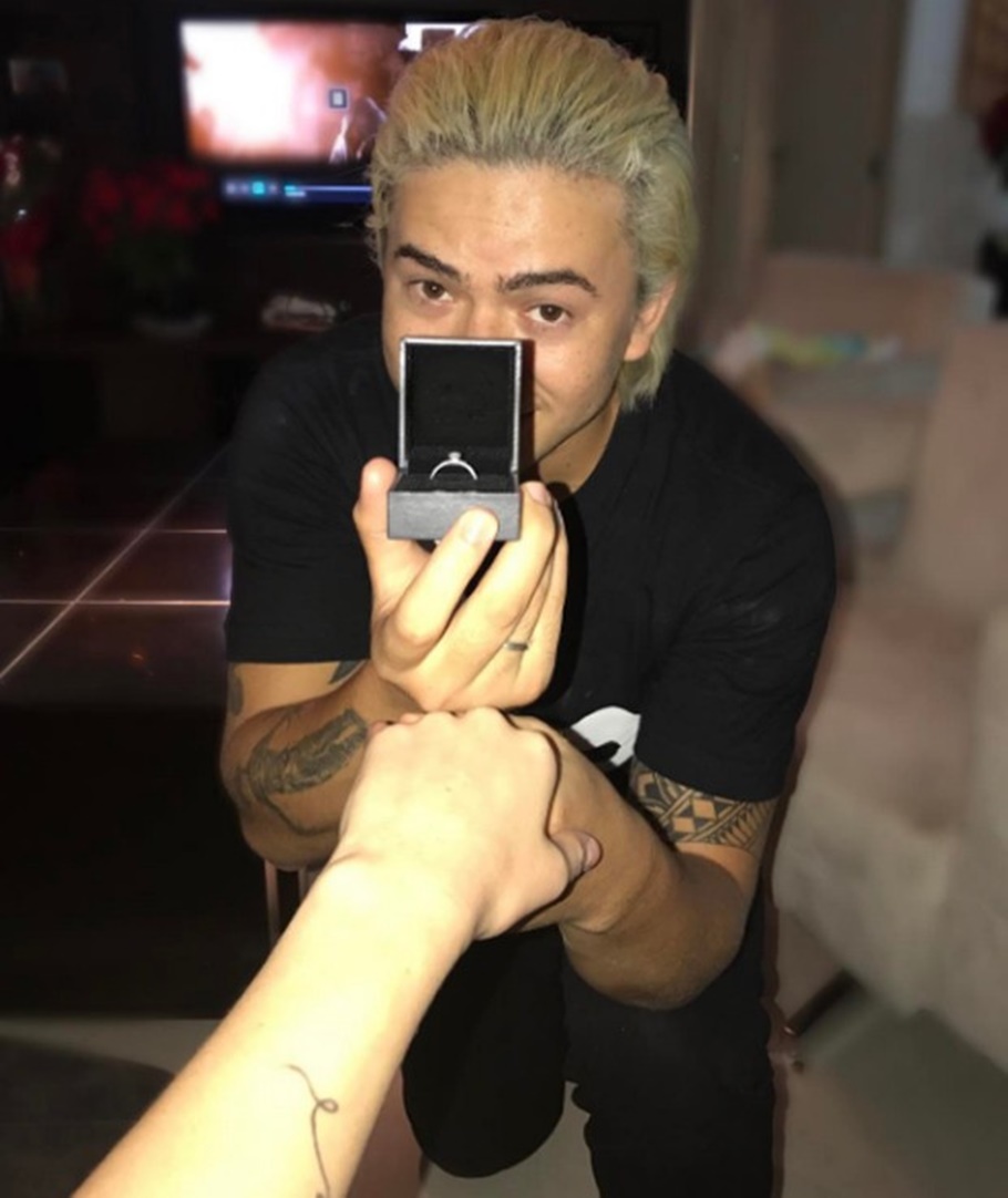 Whindersson Nunes pede namorada em casamento