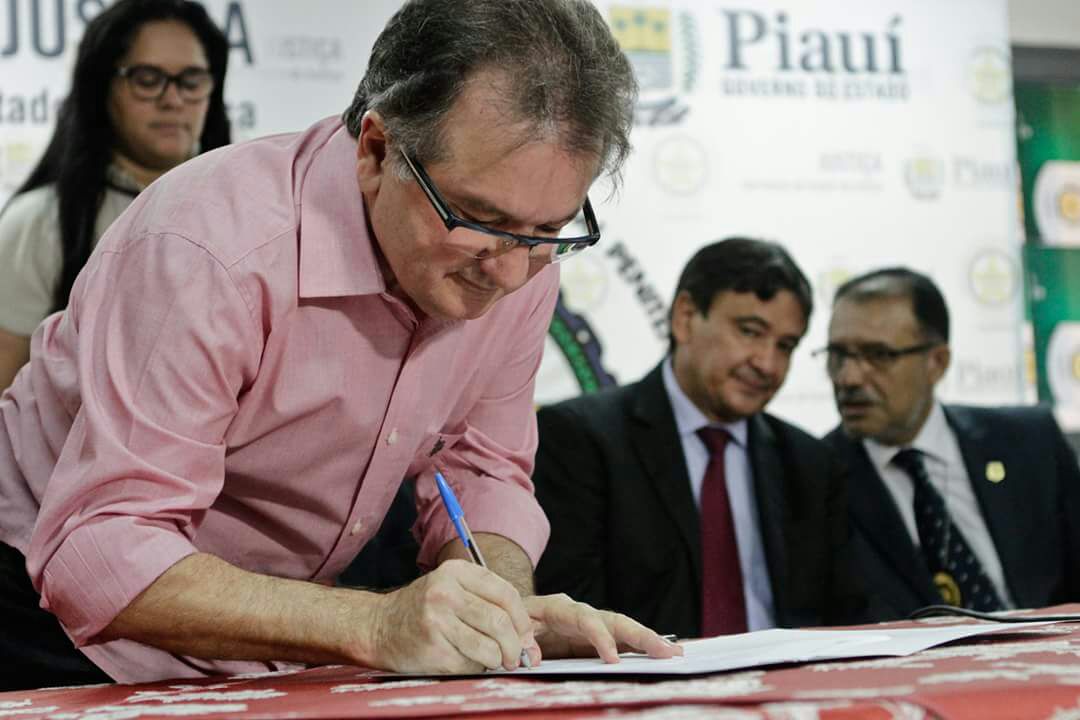 Merlong Solano assina decreto