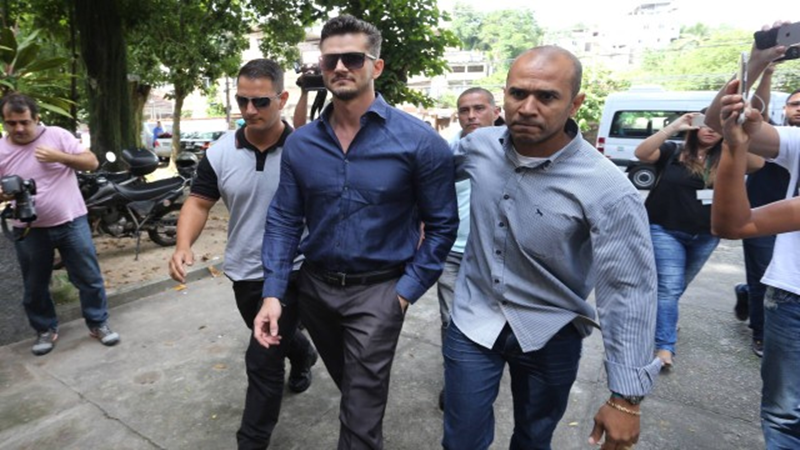 Ex-BBB Marcos chega à delegacia para prestar depoimento