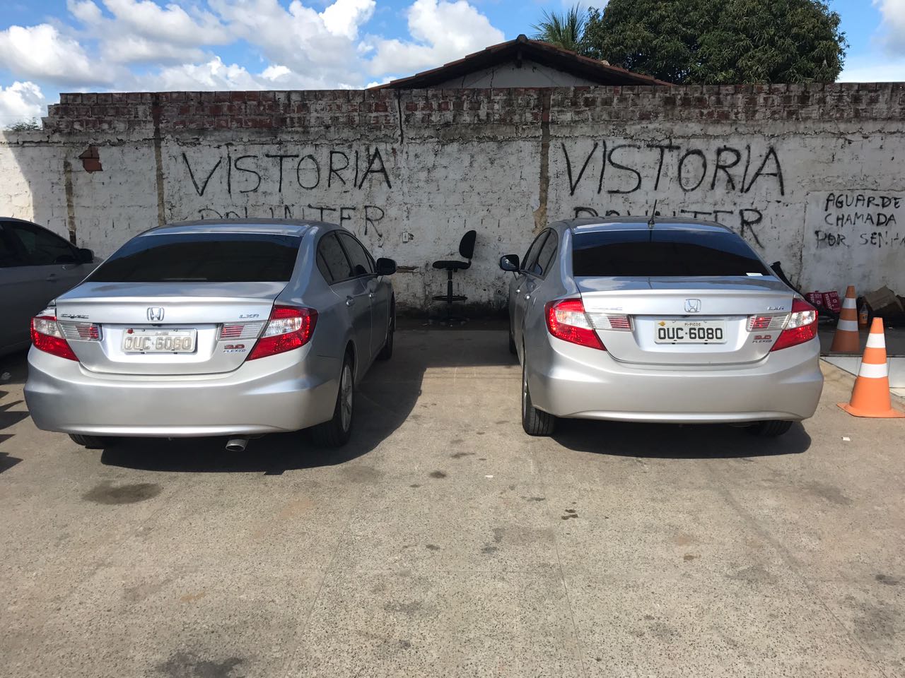 Veículo à esquerda com restrições