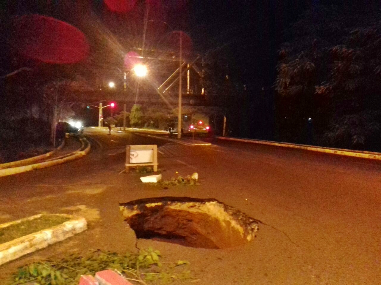 Outro buraco já se forma na avenida 