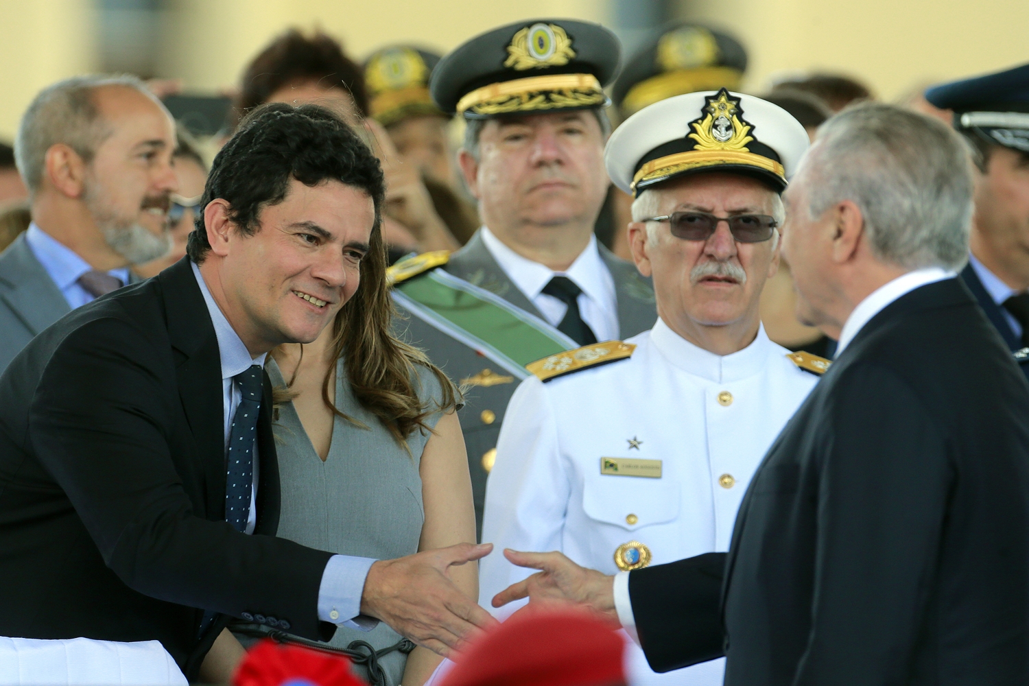 Juiz Sérgio Moro cumprimentando Michel Temer