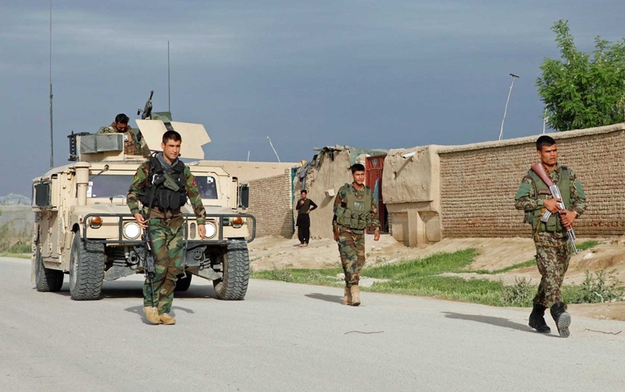 Tropa do Exército Nacional Afegão se aproxima de base atacada no norte do país 