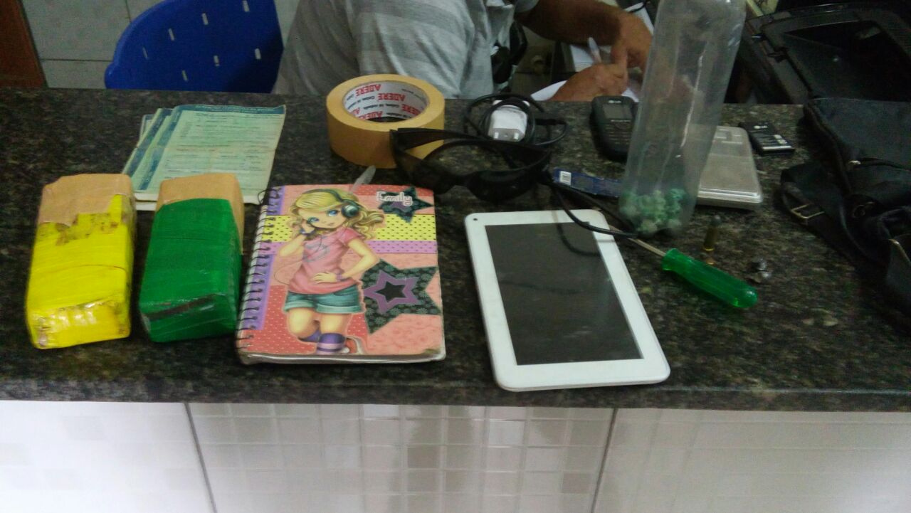Objetos e maconha encontrados na casa do suspeito