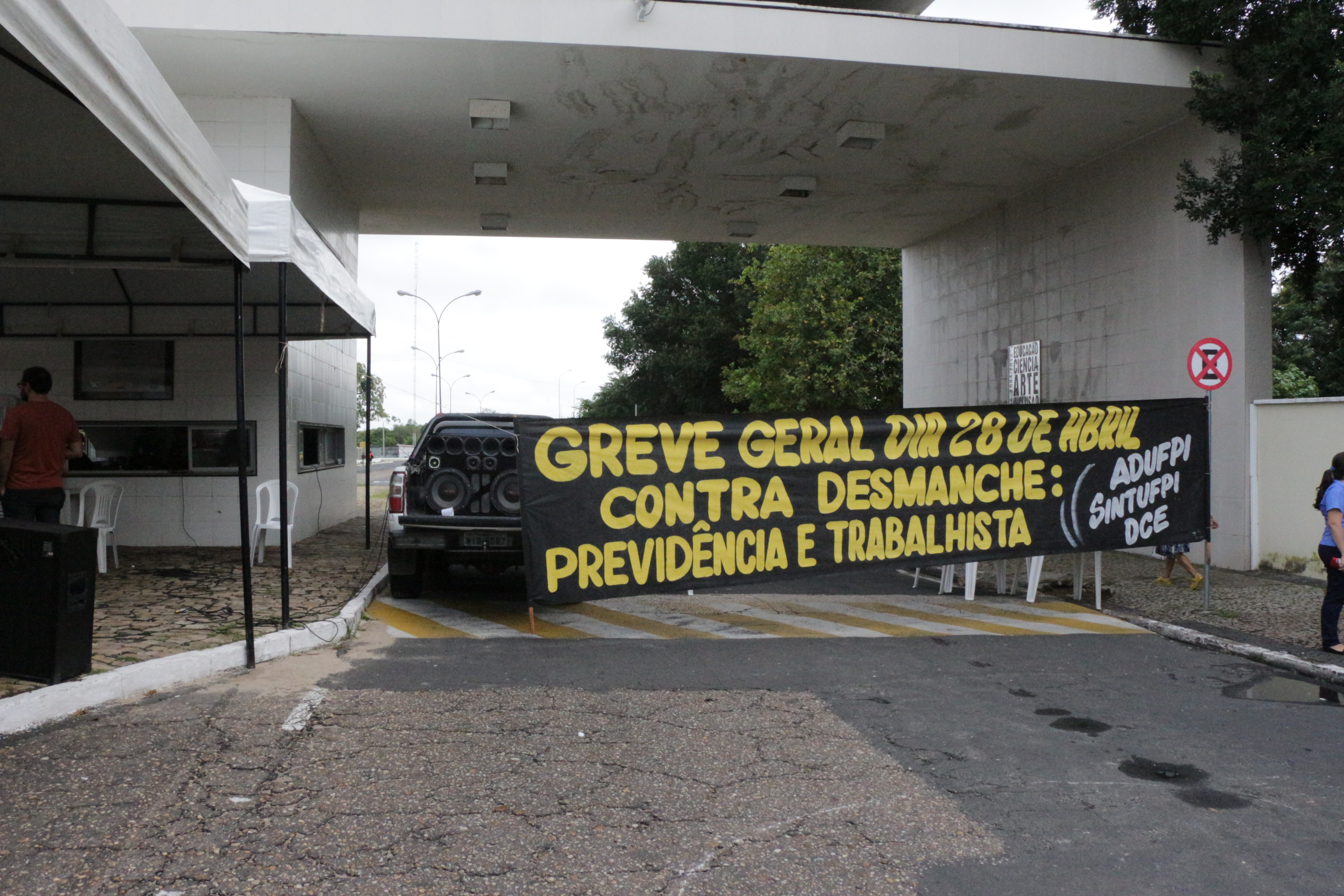 Manifestantes estendem faixa na entrada da Universidade Federal do Piauí
