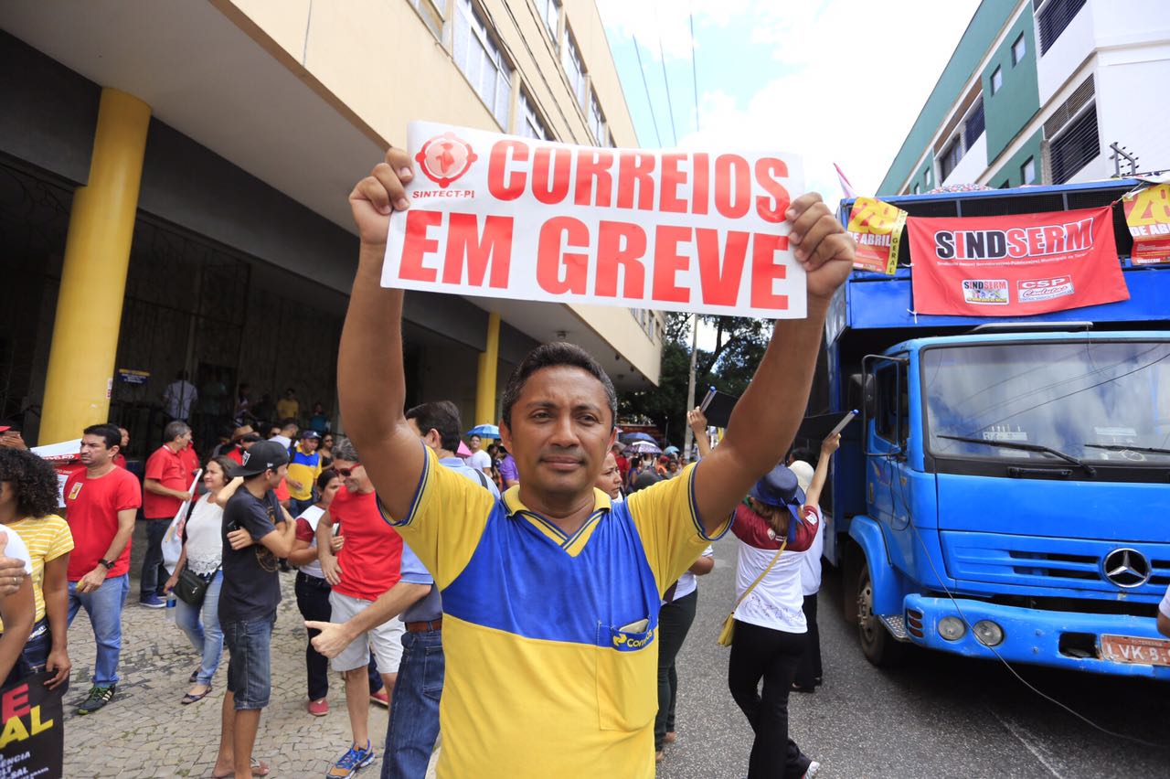Trabalhadores dos Correios aderiam a greve por tempo indeterminado