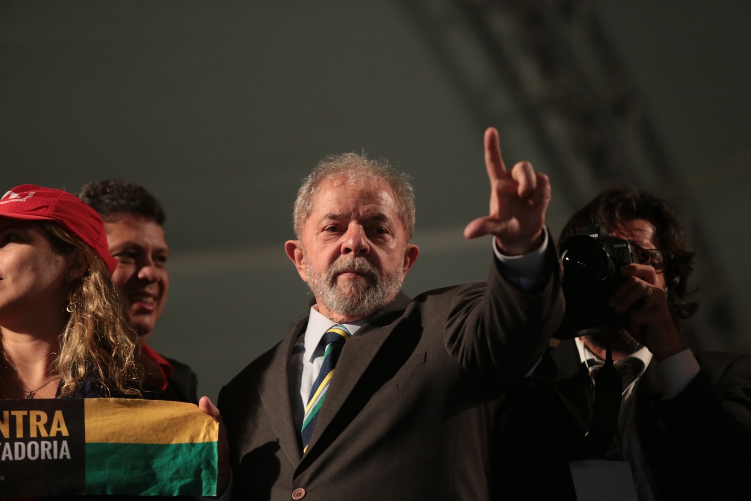 O ex-presidente Luiz Inácio Lula da Silva participa de ato favorável a ele na Praça Santos Andrade
