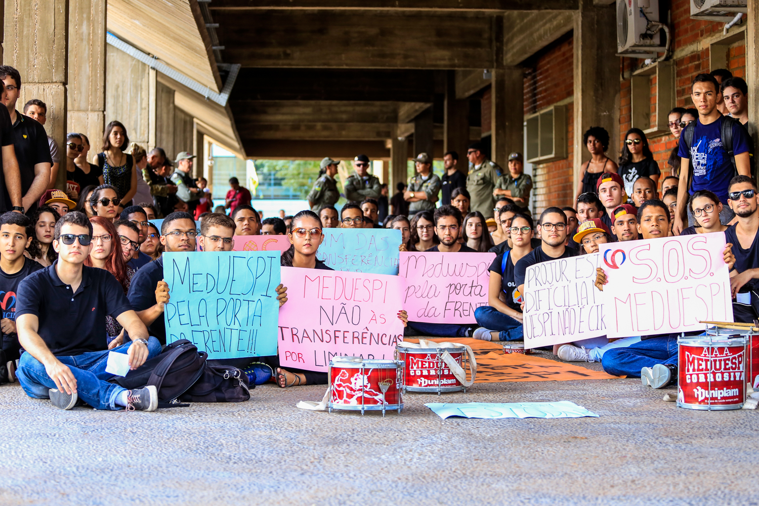 Estudantes levam cartazes para protestar 