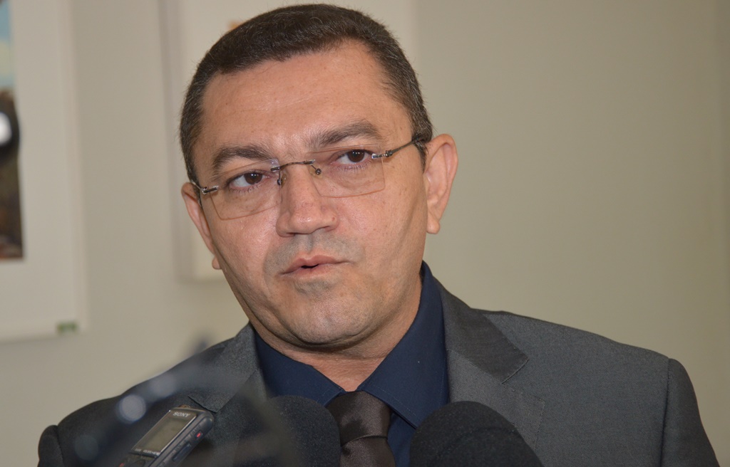 Padre Walmir descumpre acordo com servidores