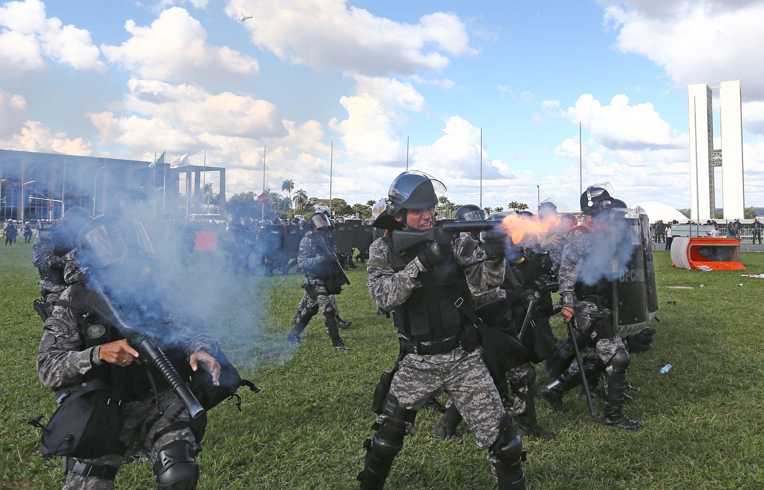 Policias tentam conter os manifestantes
