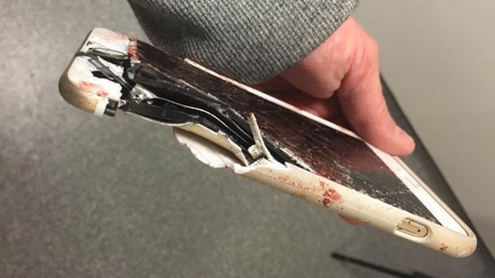 Celular destruído após ser atingido por porca e parafusos