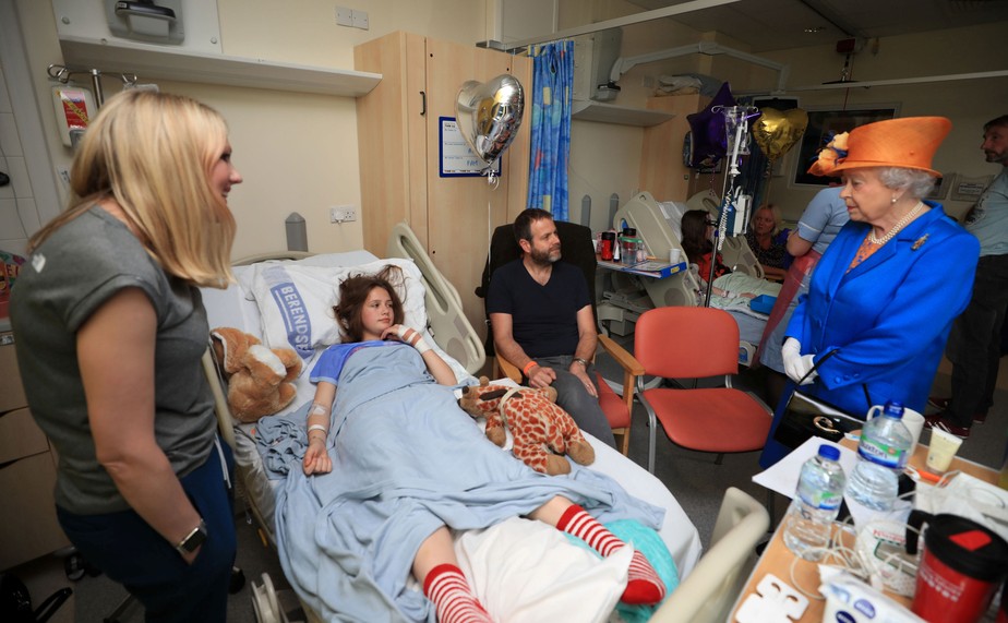 Rainha Elizabeth visita vítimas de atentado em Manchester