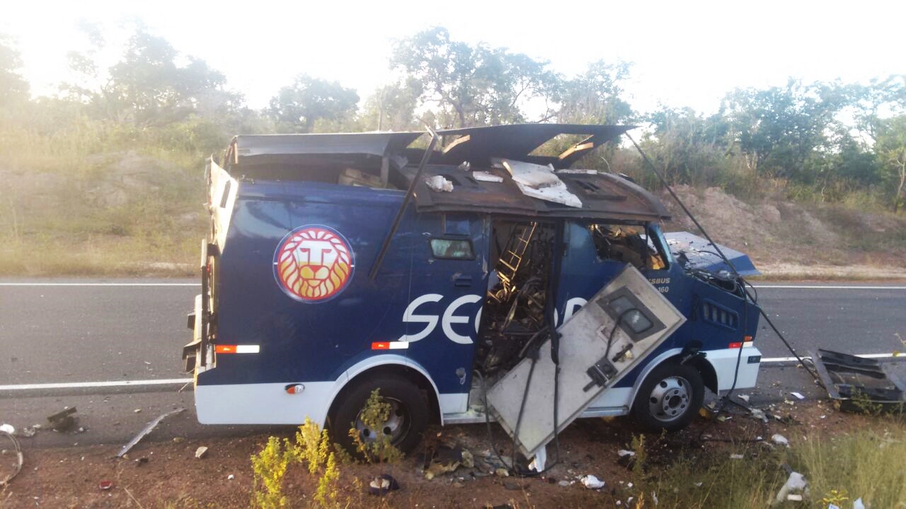 Carro-forte destruído