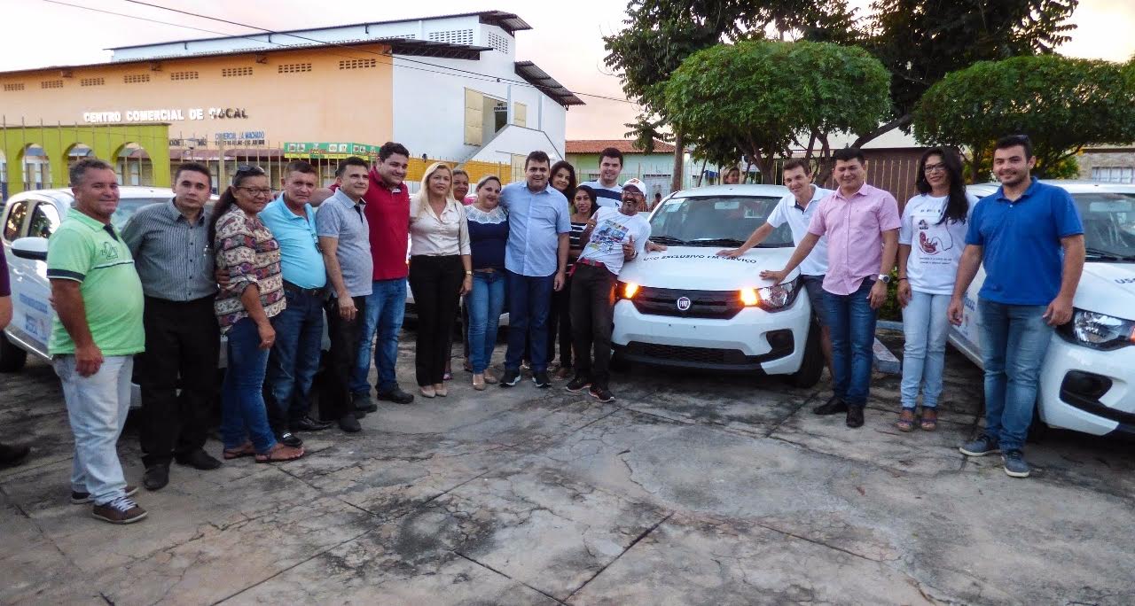 Rubens Vieira entrega veículos novos