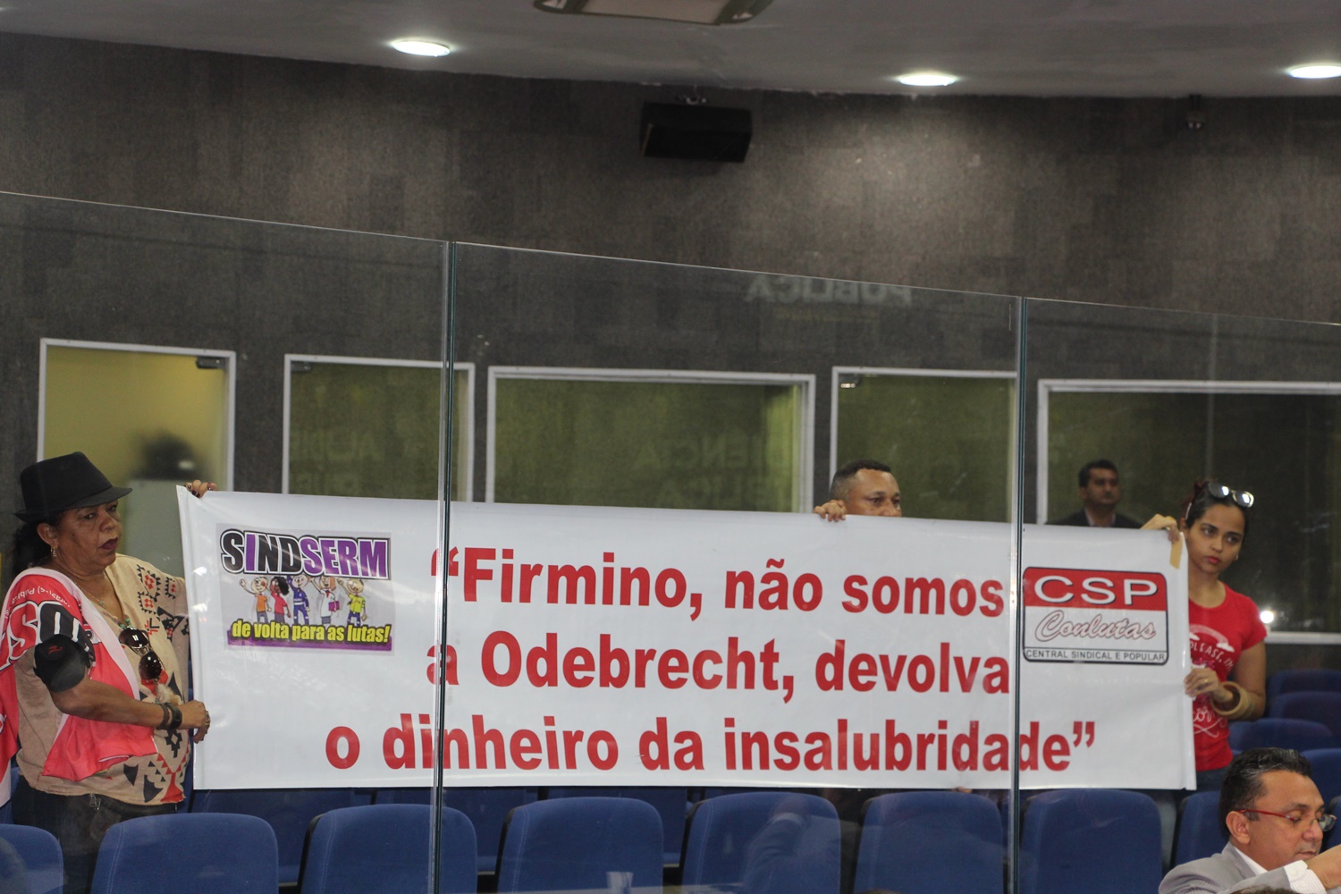 Servidores levaram faixas para a audiência