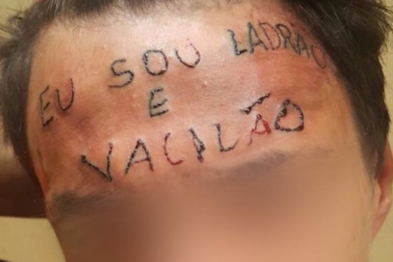 Jovem acusado de roubo é tatuado na testa