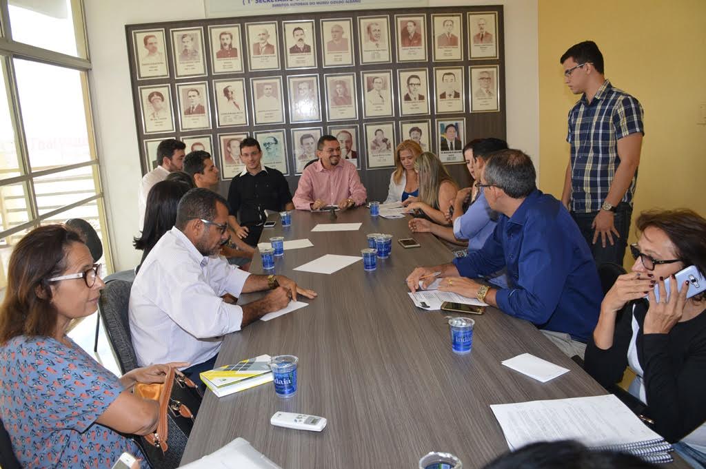 Padre Walmir reune-se com representantes dos servidores públicos