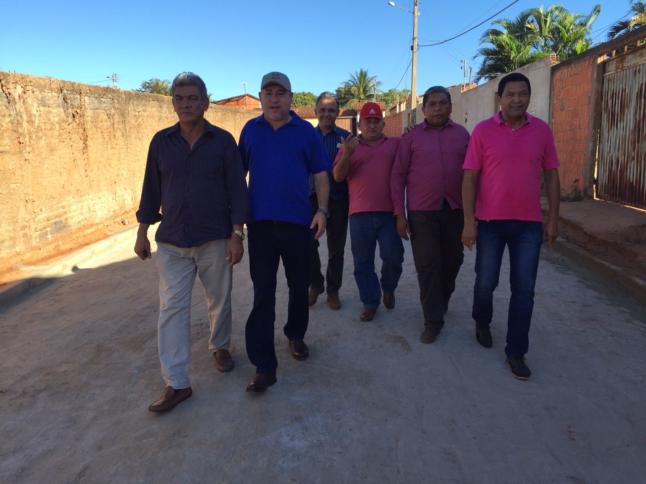 Deputado João Mádison visita obras em Corrente