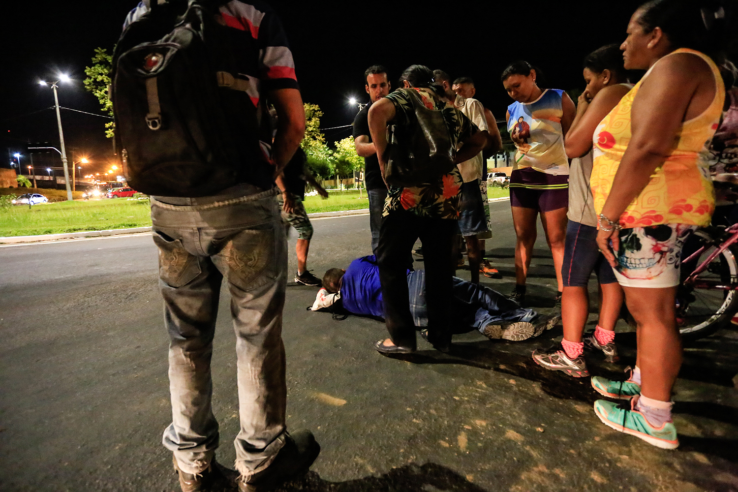 Ciclista atropelado aguardando o Samu 