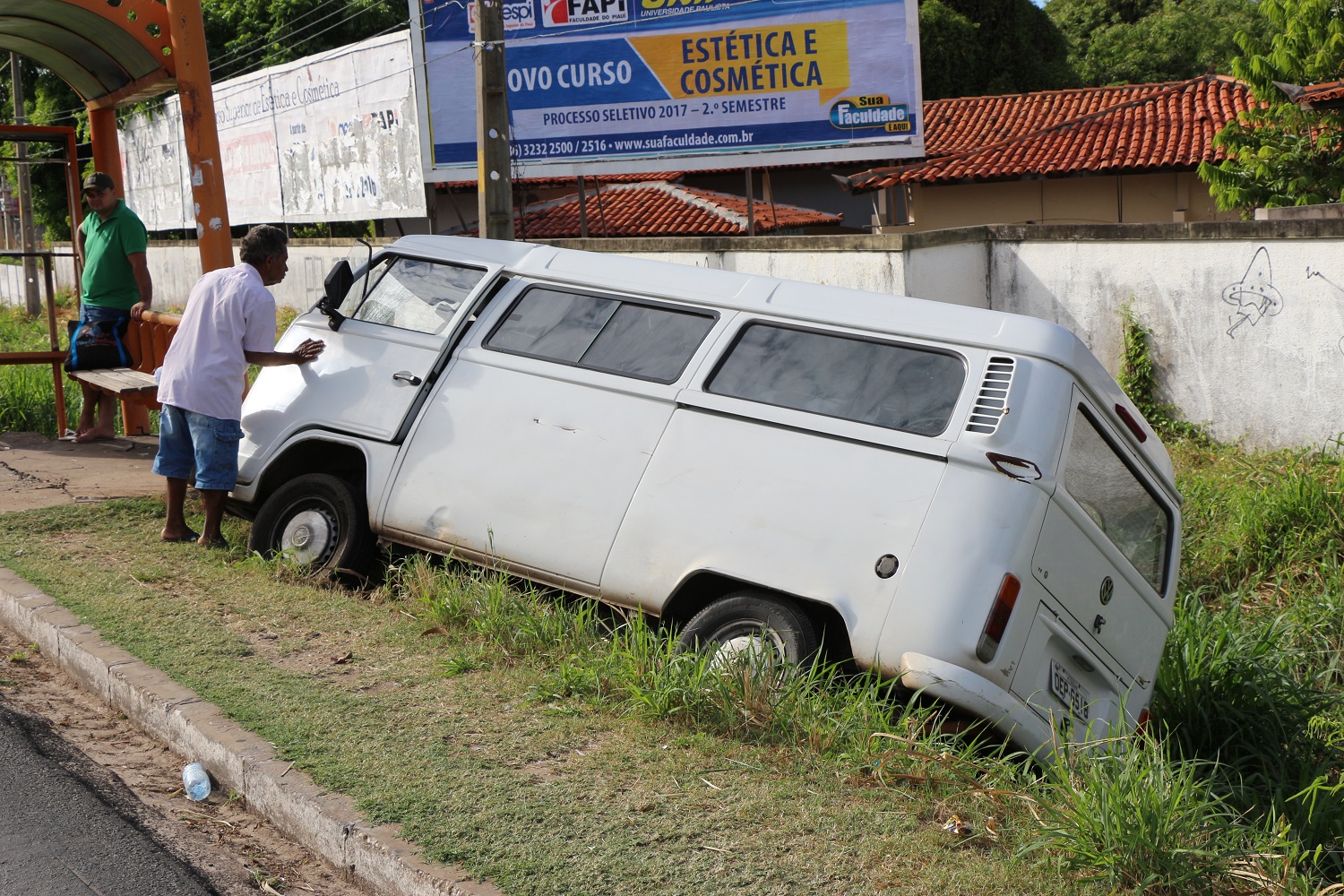Veículo invadiu o canteiro da Avenida João XXIII
