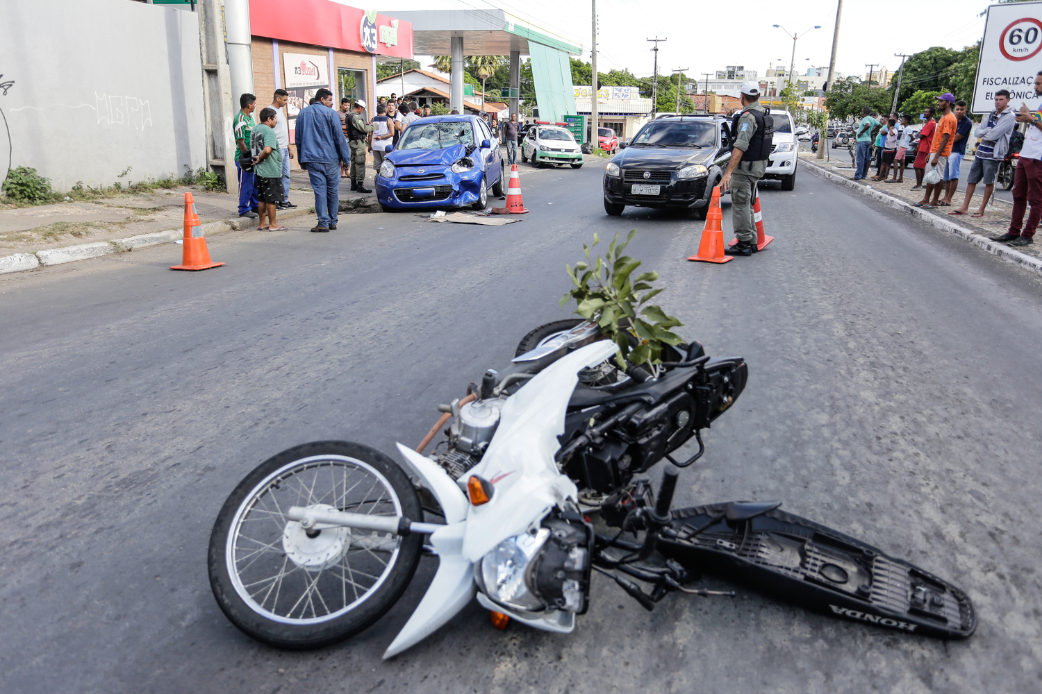 Colisão entre carro e moto na avenida Barão de Castelo Branco