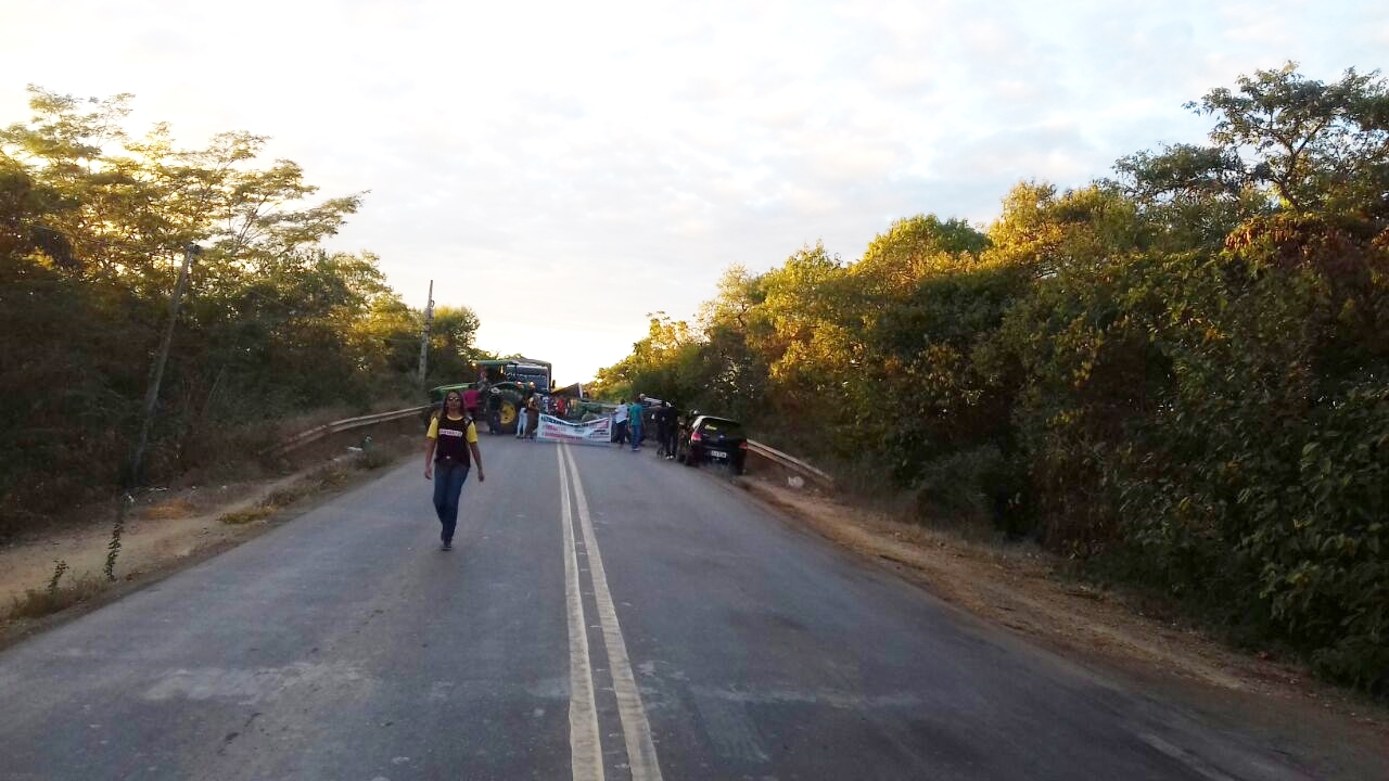 Manifestantes bloqueiam a BR-135
