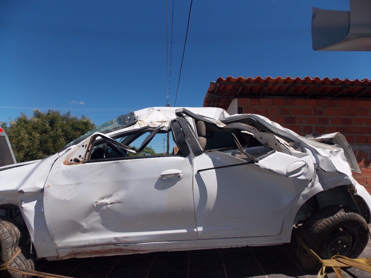 Carro ficou completamente destruído 