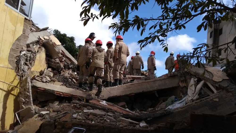 Bombeiros seguem nas buscas por vítimas