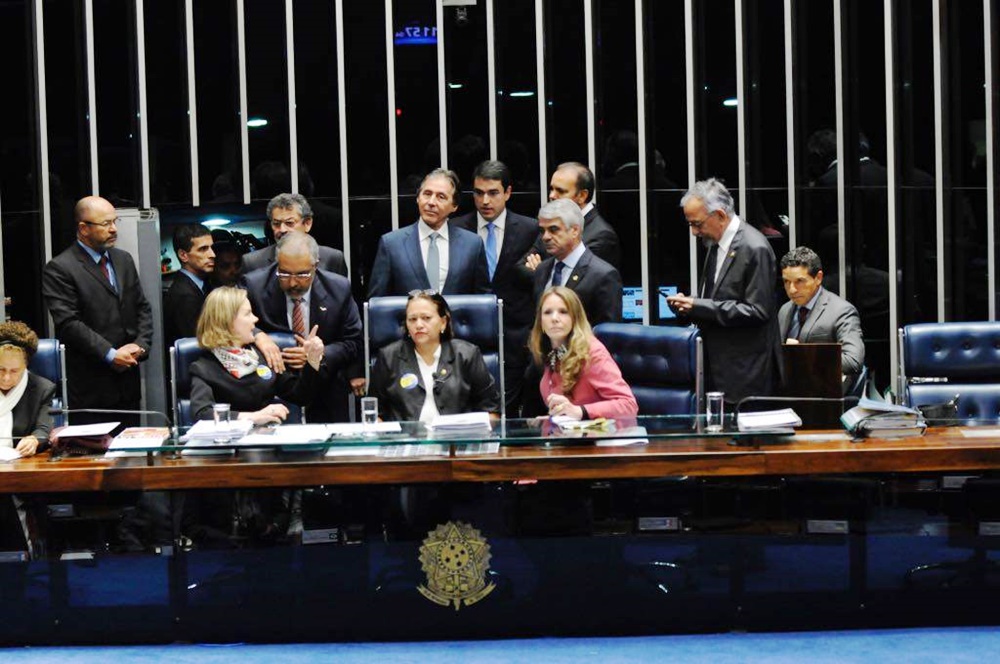 Senadoras ocupam mesa do presidente do Senado