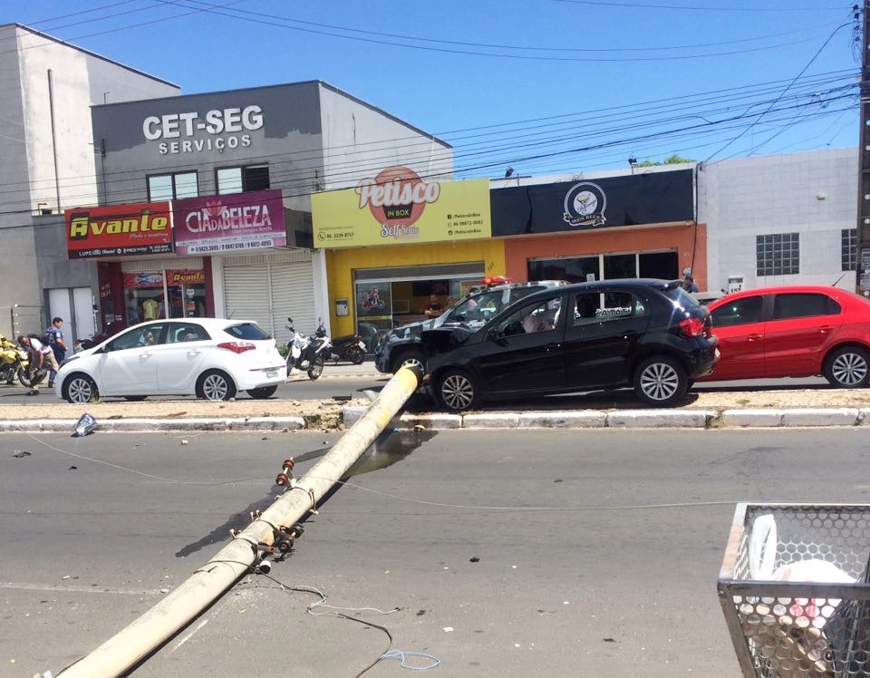 Veículo ficou parcialmente destruído 