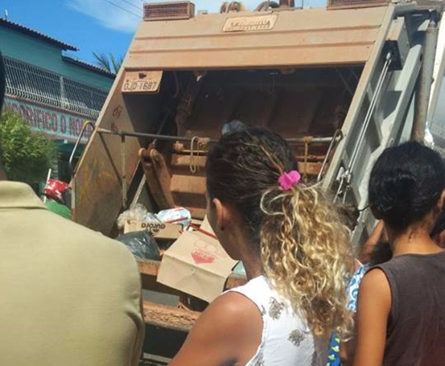 O lixo foi jogado no caminhão de lixo