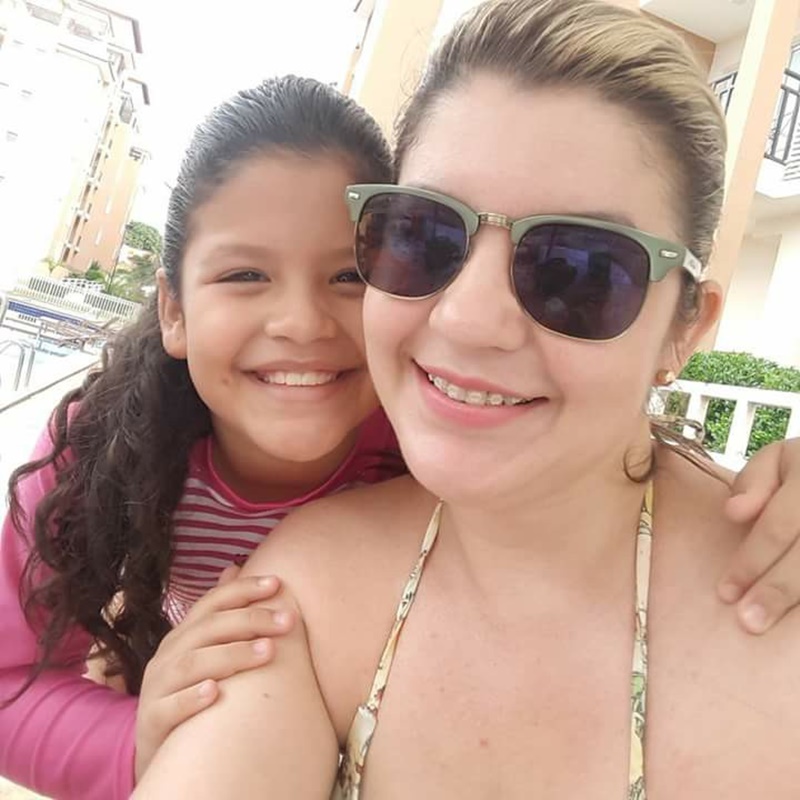 Sara Jane com a filha Alyria